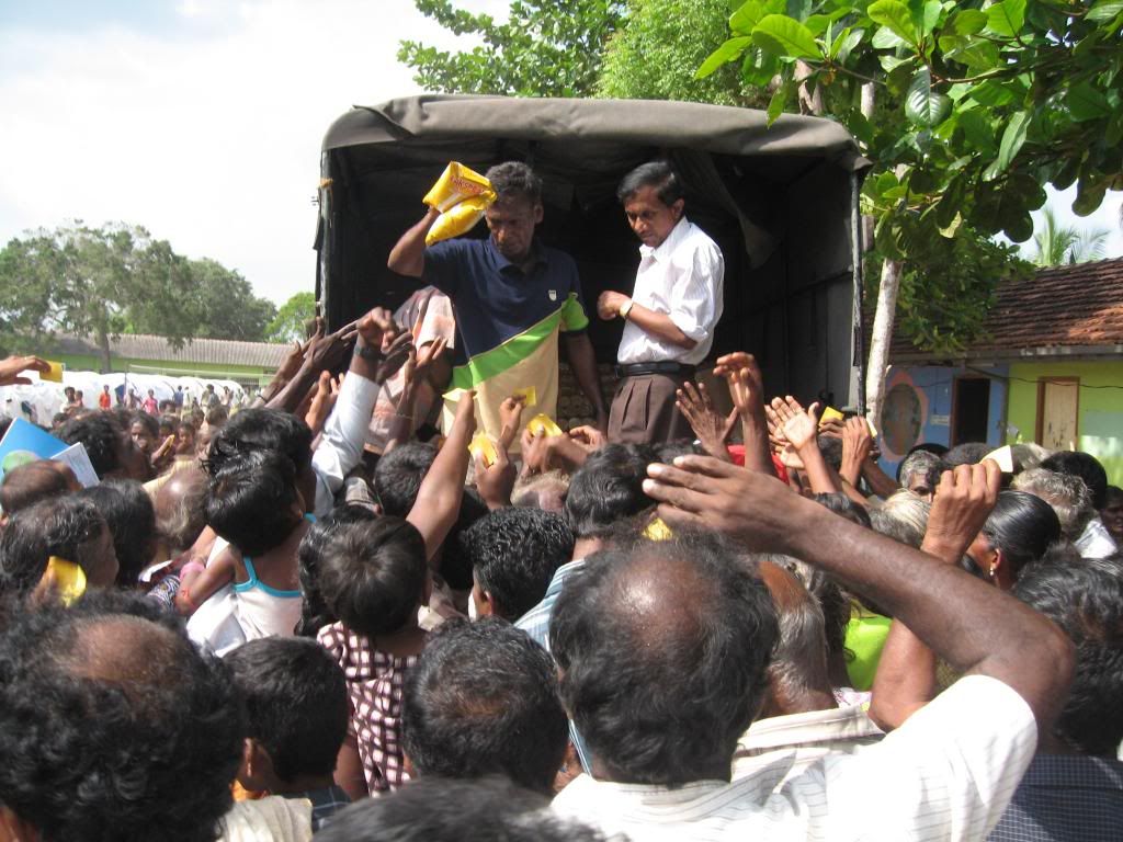 09-05-2009-velikkulam-refugees-camp_zps2