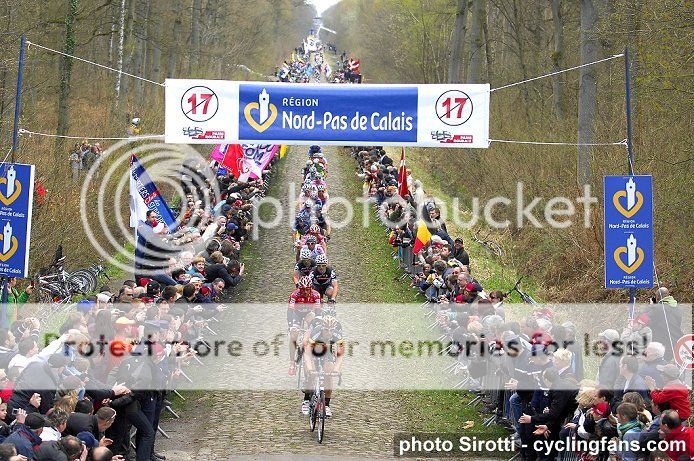 i1370.photobucket.com/albums/ag277/udoi2/2010_paris-roubaix_boonen_group_arenberg_forest3a_zpsomtw5ypi.jpg